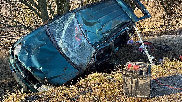 U Kostelce nad �ern�mi lesy zem�el po nezvl�dnut� j�zd� �idi� osobn�ho vozu. (2. b�ezna 2026)