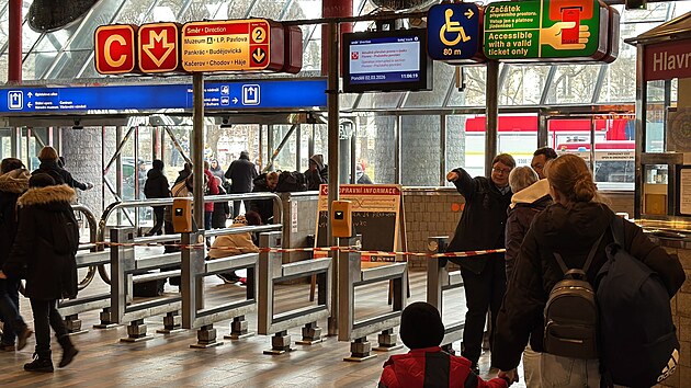 Tragick� st�et soupravy metra s �enou ve stanici  Hlavn� n�dra�� ochromil provoz podzemky. (2. b�ezna 2026)
