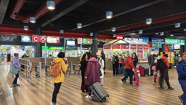 Tragick� st�et soupravy metra s �enou ve stanici  Hlavn� n�dra�� ochromil provoz podzemky. (2. b�ezna 2026)