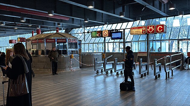 Tragick� st�et soupravy metra s �enou ve stanici  Hlavn� n�dra�� ochromil provoz podzemky. (2. b�ezna 2026)