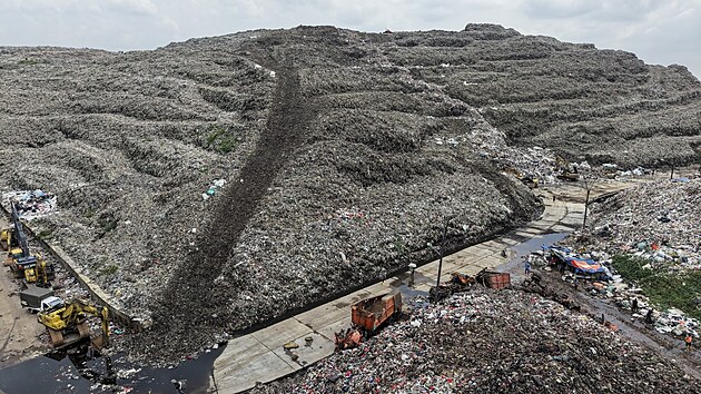 Nejmén� p�t lidí zem�elo po uvoln�ní �ásti ob�í skládky Bantargebang poblí�...