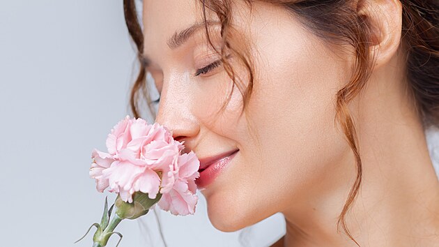 karafiát, kv�tina, krásná mladá �ena