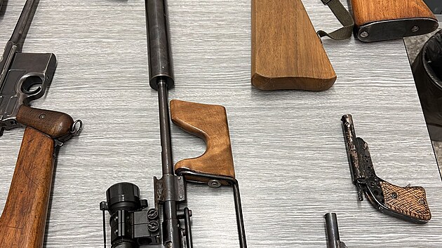 Šakalova puška i náboje zanechané u dveří. Lidé ve zbraňové amnestii nosí rarity
