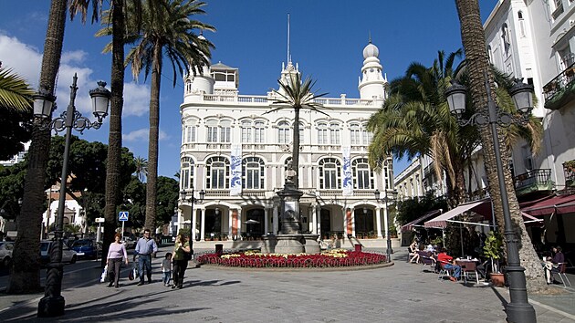Na severn�m pob�e�� se nach�z� kosmopolitn� metropole Las Palmas, nejv�t�� m�sto Gran Canarie i cel�ho souostrov�.