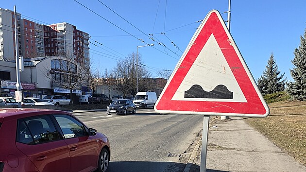 Rozbit� silnice kolem s�dli�t� Vinohrady v Brn�.