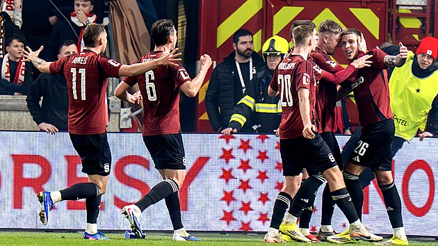 Patrik Vydra slav� se spoluhr��i �vodn� g�l z�pasu proti Slavii.
