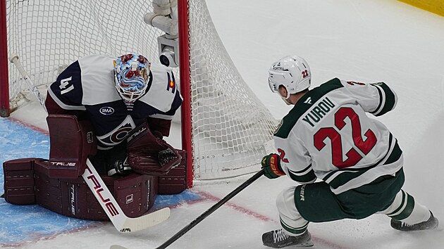 Danila Yurov (Minnesota Wild) st��l� na brank��e Scotta Wedgewooda (Colorado Avalanche).