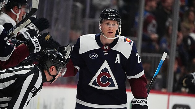 Nathan MacKinnon (Colorado Avalanche) slav� se spoluhr��i na st��da�ce g�l do s�t� Minnesota Wild ve druh� t�etin�.
