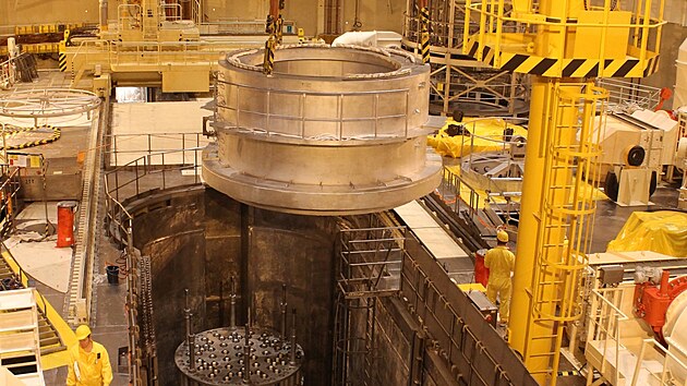 Vyv�en� paliva p�edch�zelo otev�en� reaktoru. Jde o n�ro�n� proces, kter� technik� zabere p�ibli�n� jeden t�den. (2026)