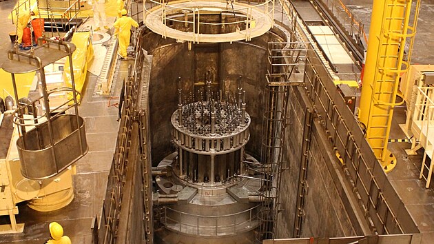 Vyv�en� paliva p�edch�zelo otev�en� reaktoru. Jde o n�ro�n� proces, kter� technik� zabere p�ibli�n� jeden t�den. (2026)