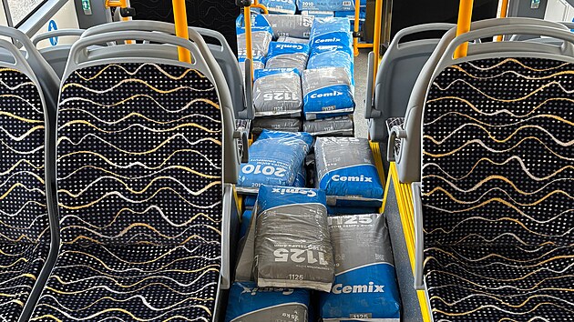 Ikarus na testov�n� v �esk�ch Bud�jovic�ch. M�sto cestuj�c�ch voz� pytle se such�m betonem a sm�s� na om�tky. (b�ezen 2026)