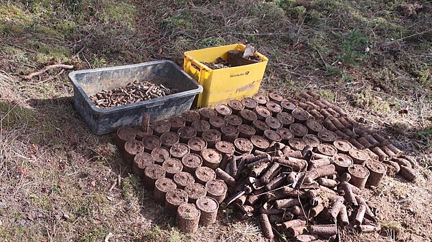 Policejn� pyrotechnici v lese u Albrechtic na jihu �ech postupn� odkryli a vykopali p�es 60 kilogram� p�chotn� munice a v�ce jak 300 gran�t�. Oboje pravd�podobn� z konce druh� sv�tov� v�lky. ��st pak p��mo v lese odp�lili. (b�ezen 2026)