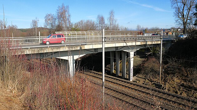 Sou�asn� most, kter� p�ev�d� u ���ru p�es tra� na Brod silnici prvn� t��dy, nahrad� nov�. �idi��m bude b�hem stavby slou�it provizorn� p�emost�n�. (b�ezen 2026)