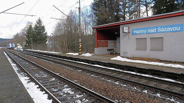 Zast�vku v Hamrech nad S�zavou, kter� m� u� sv� nejlep�� l�ta za sebou, �ek� nyn� prom�na. (b�ezen 2026)