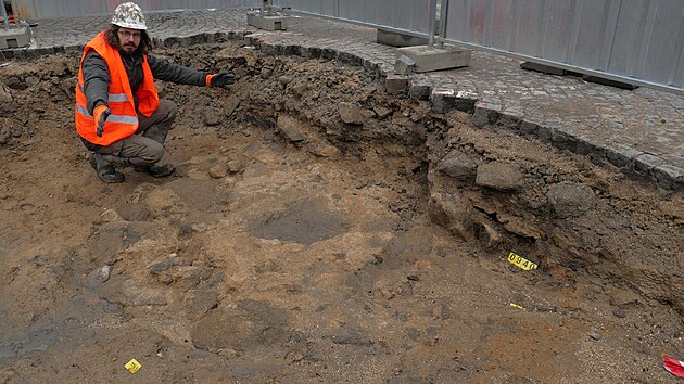 Archeolog �imon Kochan ukazuje sokl o pr�m�ru zhruba 2,5 metru. Jedn� se s nejv�t�� pravd�podobnost� o poz�statky pran��e. (24. �nora 2026)