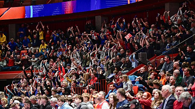 Jihlavsk� Hor�ck� ar�na se pro uplynul� v�kend prom�nila v basketbalovou halu. Vrcholem programu byl ned�ln� z�pas �esk� reprezentace se Slovinskem. (1. b�ezna 2026)