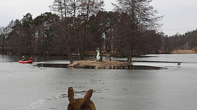 Z�chrana srnce uv�zn�n�ho na taj�c�m ledu uprost�ed rybn�ka v N�ram�i na T�eb��sku (1. b�ezna 2026)