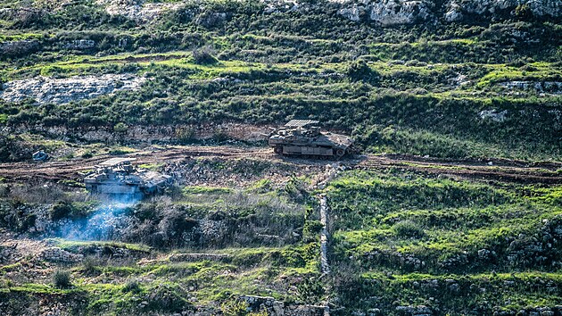 Izraelsk� tanky na libanonsk� stran� izraelsko-libanonsk� hranice (3. b�ezna 2026)