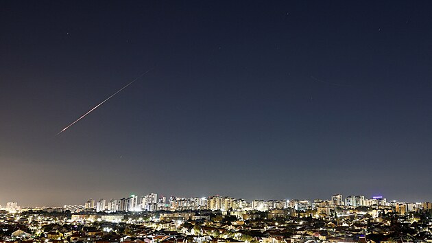 �r�nsk� raketa zachycena v izraelsk�m m�st� A�kelon. (4. b�ezna 2026)