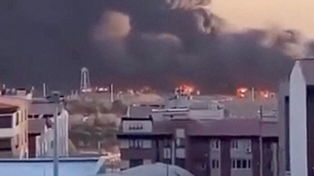 Z budov v �r�nsk�m Teher�nu stoup� kou�. (3. b�ezna 2026)