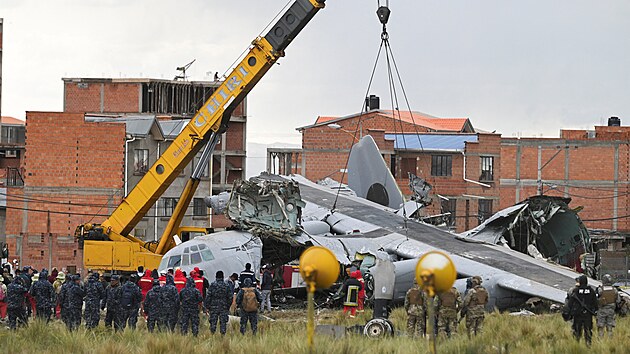 Odkl�zen� trosek letadla C-130 Hercules bolivijsk�ho letectva, kter� havarovalo u leti�t� v El Alto. (28. �nora 2026)