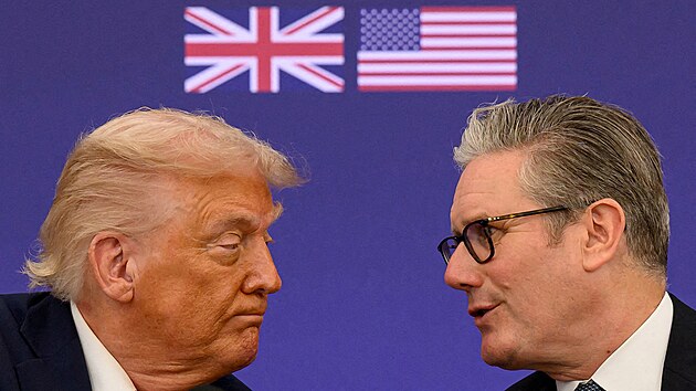 Americk� prezident Donald Trump a britsk� premi�r Keir Starmer. (18. z��� 2025)