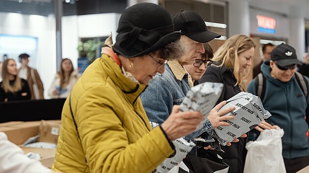 Prodej nedoru�ených balí�k� s tajným obsahem v nákupním centru Nový Smíchov....