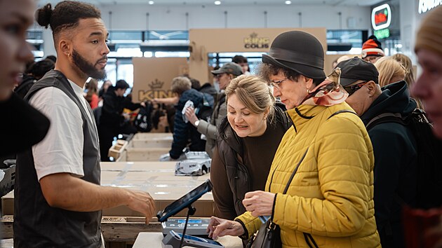 Prodej nedoru�en�ch bal��k� s tajn�m obsahem v n�kupn�m centru Nov� Sm�chov. (5. b�ezna 2026)