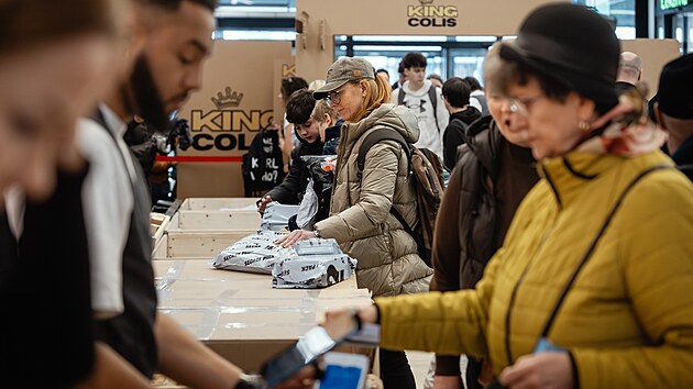 Prodej nedoru�en�ch bal��k� s tajn�m obsahem v n�kupn�m centru Nov� Sm�chov. (5. b�ezna 2026)