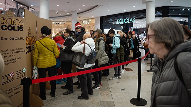 Prodej nedoru�en�ch bal��k� s tajn�m obsahem v n�kupn�m centru Nov� Sm�chov. (5. b�ezna 2026)