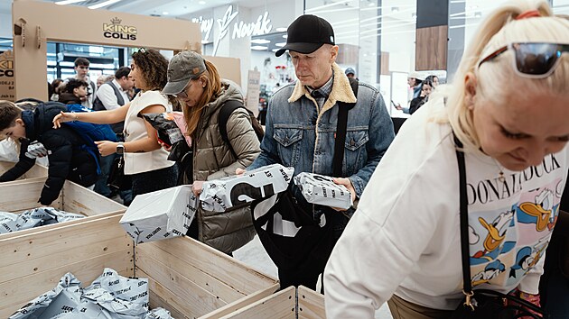 Prodej nedoru�en�ch bal��k� s tajn�m obsahem v n�kupn�m centru Nov� Sm�chov. (5. b�ezna 2026)