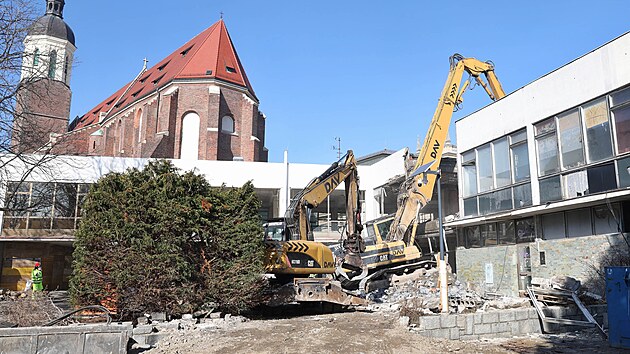 Do zd� Slezanky v centru Opavy se zakousla t�k� technika, za�ala demolice ikonick�ho objektu. (2. 3. 2026)