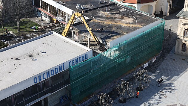Do zd� Slezanky v centru Opavy se zakousla t�k� technika, za�ala demolice ikonick�ho objektu. (2. 3. 2026)