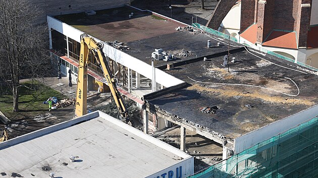 Do zd� Slezanky v centru Opavy se zakousla t�k� technika, za�ala demolice ikonick�ho objektu. (2. 3. 2026)