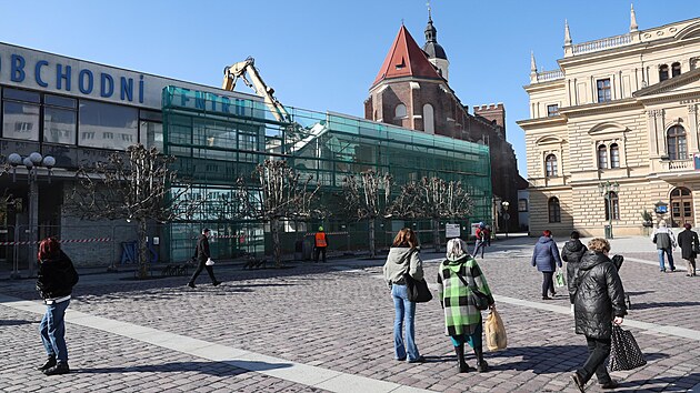 Do zd� Slezanky v centru Opavy se zakousla t�k� technika, za�ala demolice ikonick�ho objektu. (2. 3. 2026)