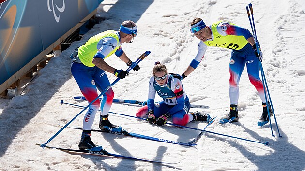 Simona Buben��kov� v c�li biatlonov�ho sprintu na paralympijsk�ch hr�ch.