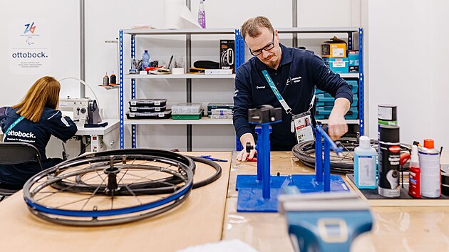 Opravna vozík� a protéz v paralympijské vesnici v Milán�.