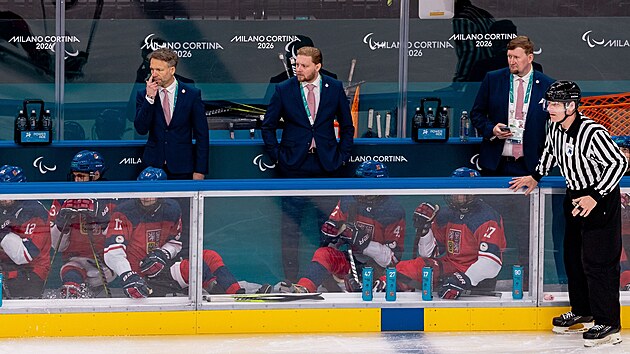 Tren�r �esk�ch parahokejist� Jakub Novotn� sleduje sv� sv��ence na...