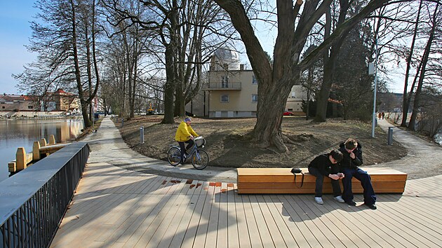 Nov� odpo�inkov� molo otev�eli v �esk�ch Bud�jovic�ch nad soutokem �ek Mal�e a Vltavy v centru m�sta. (9. b�ezna 2026)