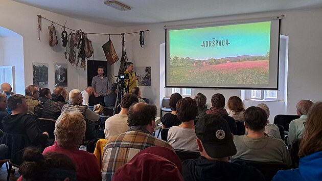 �editel developersk� spole�nosti Crescon Radek Z�brodsk� (ve �lut�m svetru) vysv�tloval, jak bude vypadat hotel na okraji Adr�pachu. Na prezentaci na z�mku p�i�ly des�tky lid�, vesm�s nalad�n�ch proti stavb�. (4. b�ezna 2026)