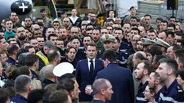 Francouzsk� prezident Emmanuel Macron na letadlov� lodi Charles de Gaulle (9. b�ezna 2026)