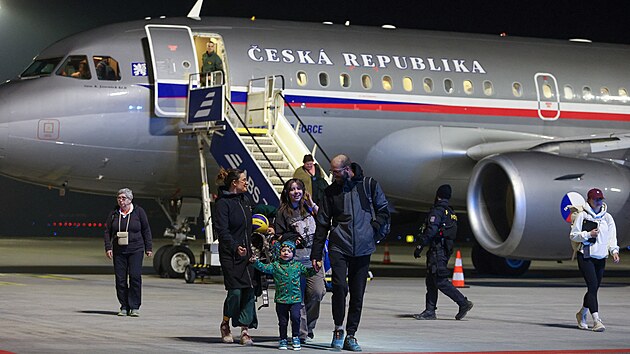 �e�i uv�zl� v Jord�nsku se vr�tili vojensk�m speci�lem do Prahy. (3. b�ezna 2026)