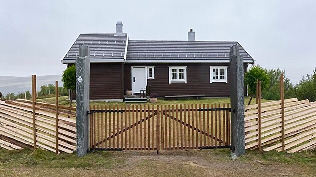 Chata dostala i nov�, hodn� atypick� plot a zejm�na novou st�echu.