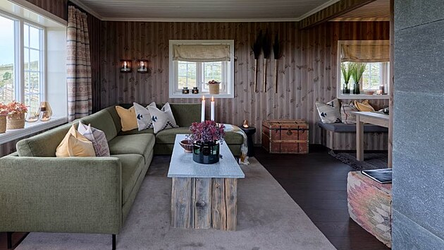 Konferen�n� stolek vyrobil Rune ze star�ho d�eva, kter� z�stalo po vy��znut� ��sti st�ny, horn� deska je z kamenn� desky.