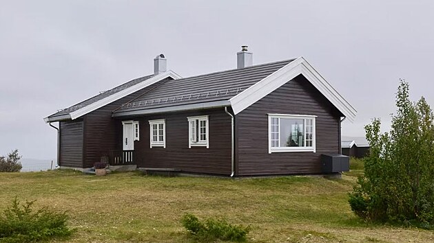 Chata dostala novou st�echu z p��rodn� �t�pan� b�idlice a tak� dv� velk� nov� okna.