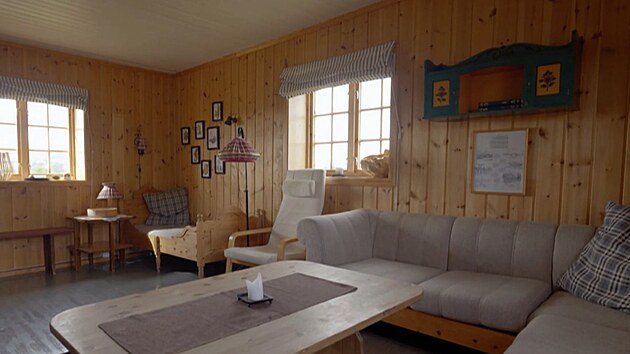 Ob�vac� pokoj byl za��zen� �sb�rkou� nesourod�ho n�bytku.