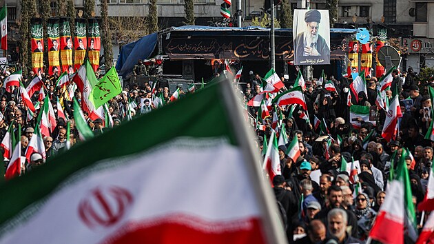 Shrom�d�n� v Teher�nu na podporu nov�ho �r�nsk�ho nejvy���ho v�dce Mod�taby Chamene�ho, uprost�ed konfliktu USA a Izraele s �r�nem. (9. b�ezna 2026)