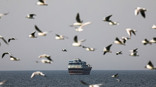 Pohled na lo� v Hormuzsk�m pr�livu b�hem �toku na �r�n. (2. b�ezna 2026)