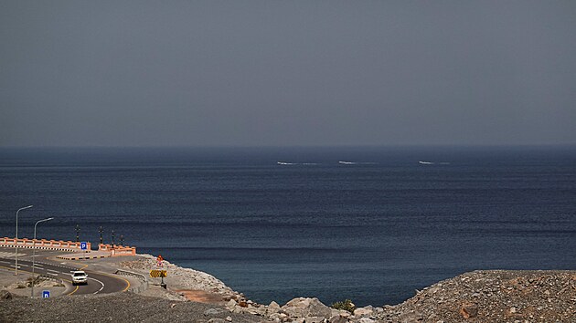 Pohled na pob�e�� Hormuzsk�ho pr�livu b�hem �toku na �r�n. (2. b�ezna 2026)