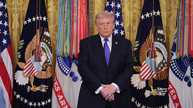 Americk� prezident Donald Trump b�hem slavnostn�ho p�ed�v�n� Medaile cti v B�l�m dom� ve Washingtonu. (2. b�ezna 2026)